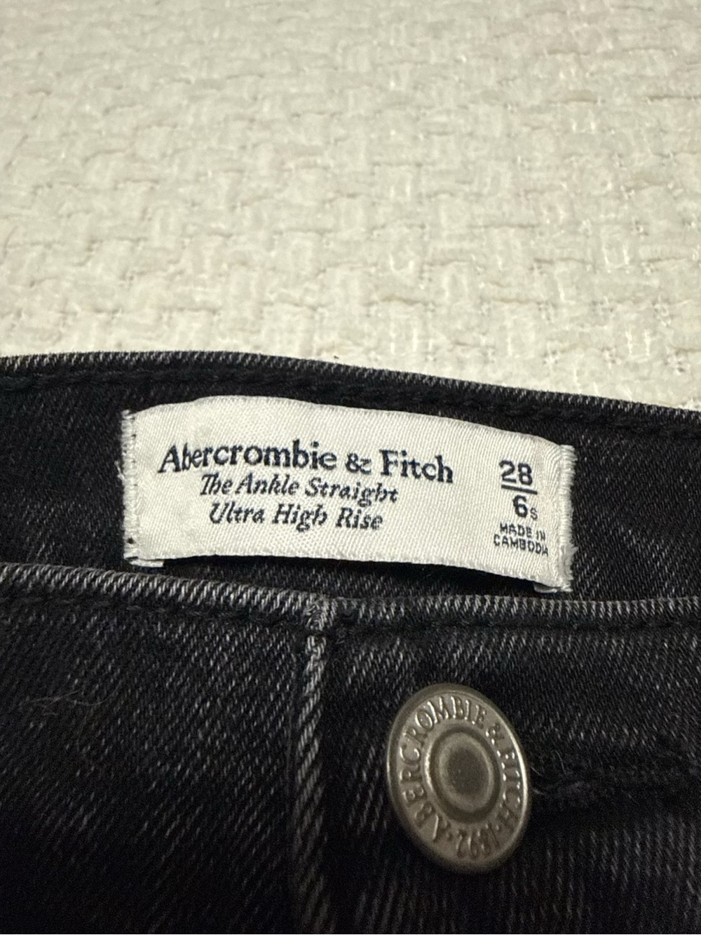 Abercrombie & Fitch black ankle straight ultra high rise jeans, size 6s (28)